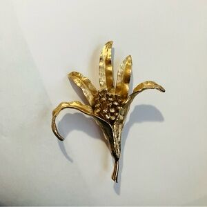 Elegant Gold Floral Brooch